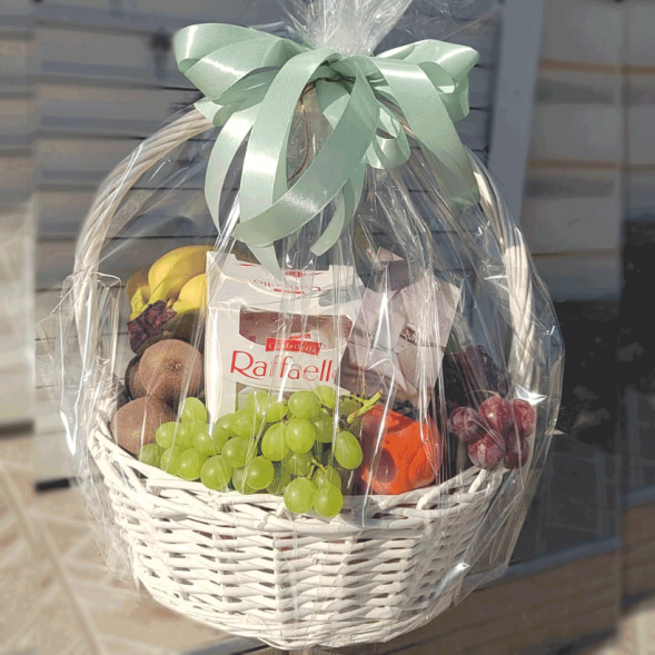 Корзина с фруктами 6 кг. и  Raffaello в Судаке