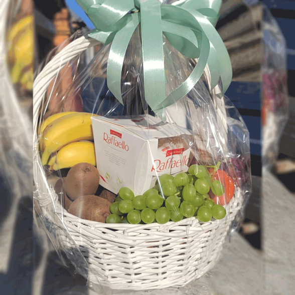 Корзина с фруктами 6 кг. и  Raffaello в Судаке