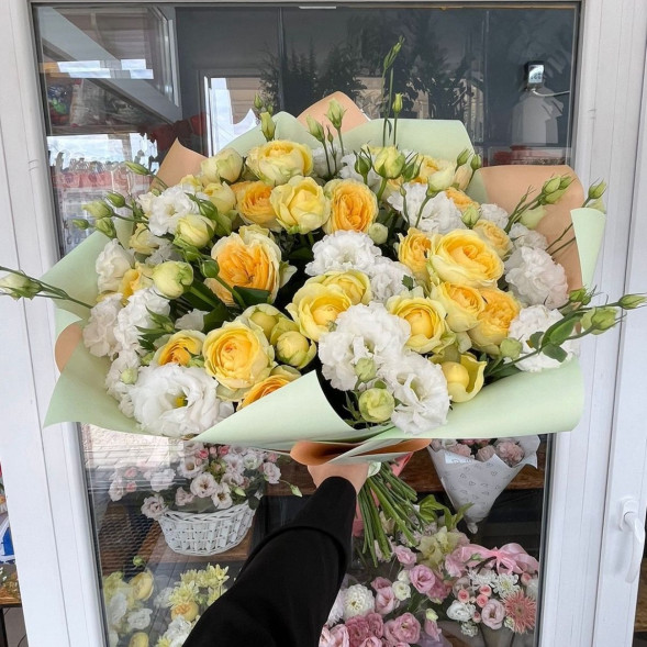 Букет из кустовых роз и эустом «Солнечное утро»  в Судаке
