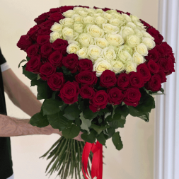 101 роза красная и в середине белая