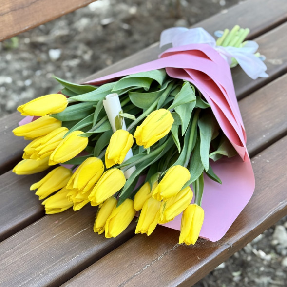 21 желтый тюльпан в Судаке