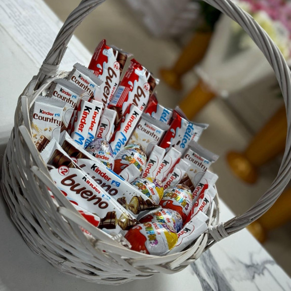 Корзина из сладостей Киндер в Судаке