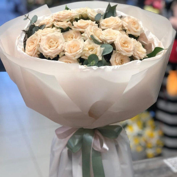 7 кремовых кустовых роз с эвкалиптом в Судаке