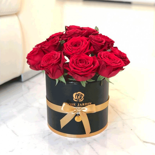 15 красных роз в шляпной коробке в Судаке