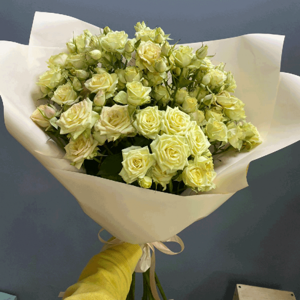 7 кремовых кустовых роз в Судаке
