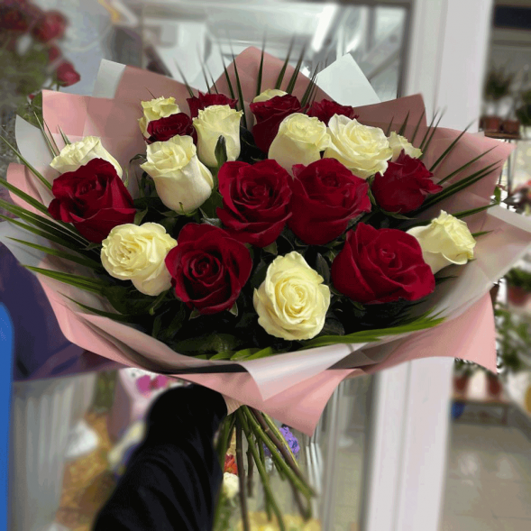 21 красная и белая роза микс в Судаке