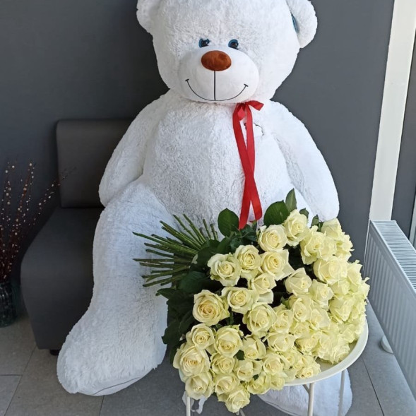 101 белая роза с плюшевым мишкой  в Судаке