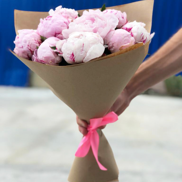Букет 9 нежных пионов в крафте в Судаке