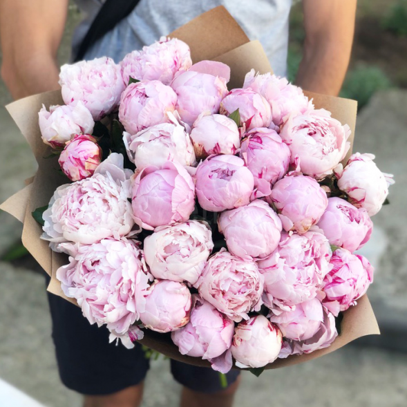 Букет 29 нежных пионов в крафте в Судаке
