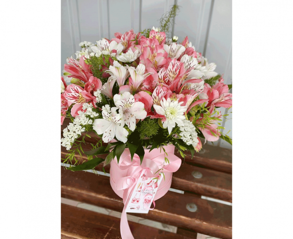 Нежный микс альстромерий в шляпной коробке в Судаке