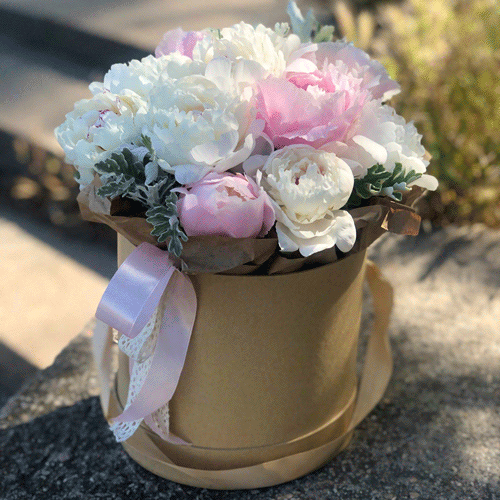 Пионы в шляпной коробке в Судаке