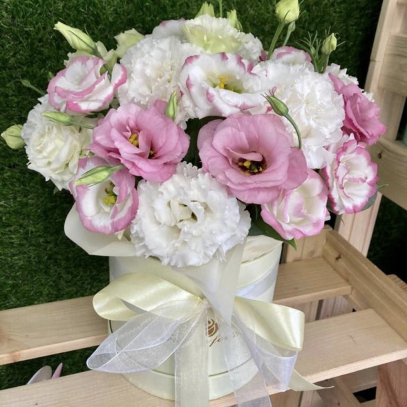 Коробочка с эустомами в Судаке