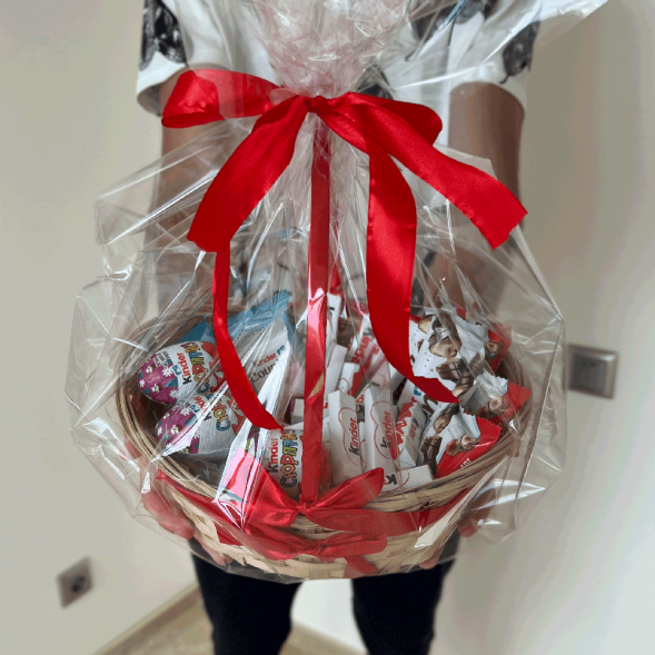 Корзина с киндерами в Судаке