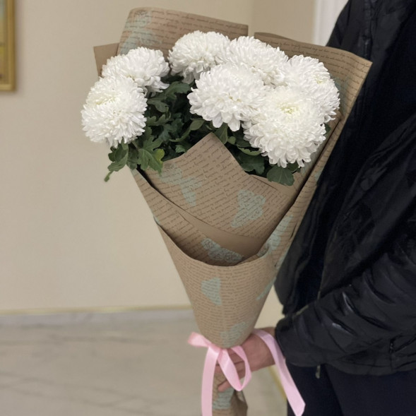 Букет 7 белых одноголовых хризантем в крафте в Судаке