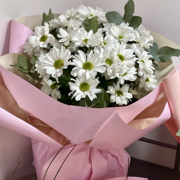Букет  из 7 белых кустовых хризантем в упаковке в Судаке