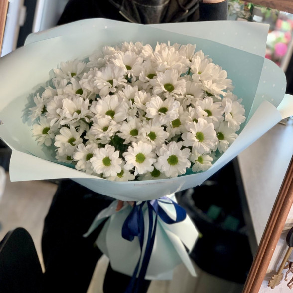 Букет 7 белых кустовых хризантем в Судаке