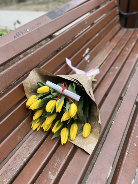 15 жёлтых тюльпанов в Судаке