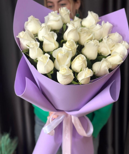 25 белых роз в упаковке Эквадор в Судаке