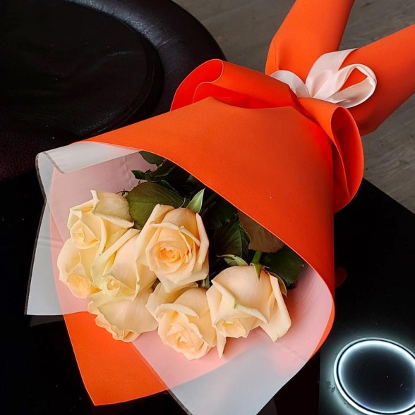 Букет 7 кремовых роз в упаковке в Судаке