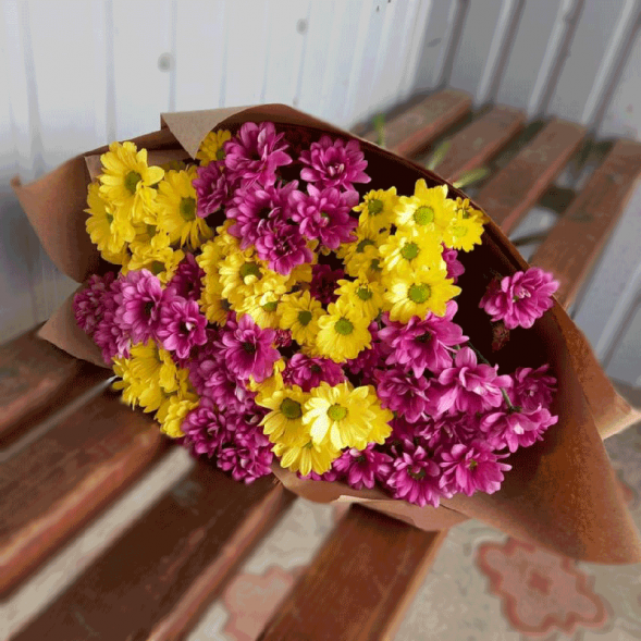 Букет 7 жёлтых и розовых хризантем микс в Судаке