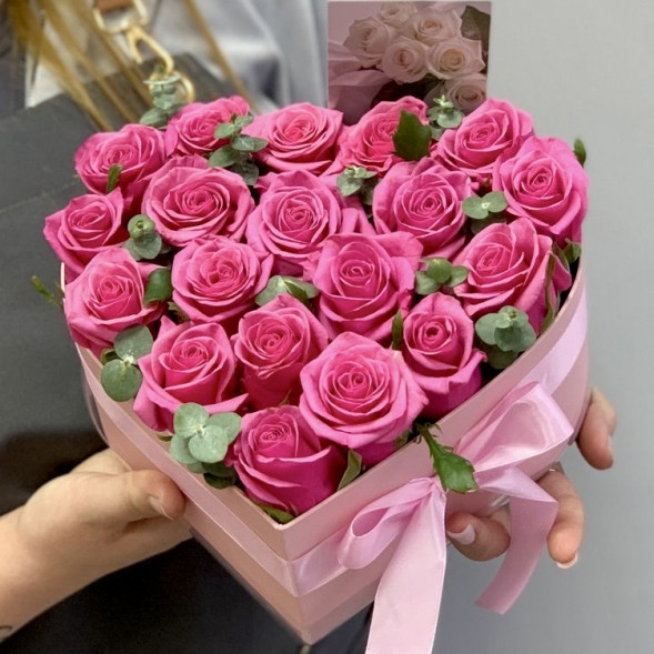 Розы в коробке «Сердце» в Судаке