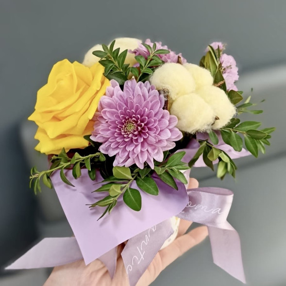 Цветы в стаканчике в Судаке