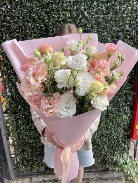 Букет 7 белых и нежно-розовых эустом в Судаке