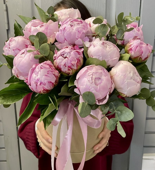 Пионы 13 шт. в шляпной коробке в Судаке