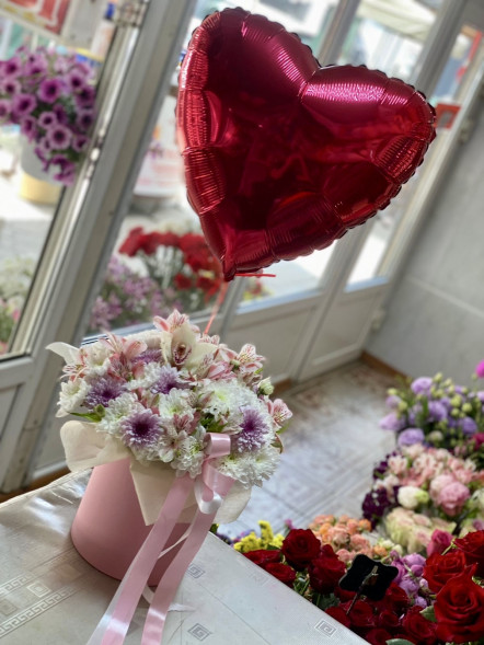 Цветы в коробке и шарик в форме сердца в Судаке