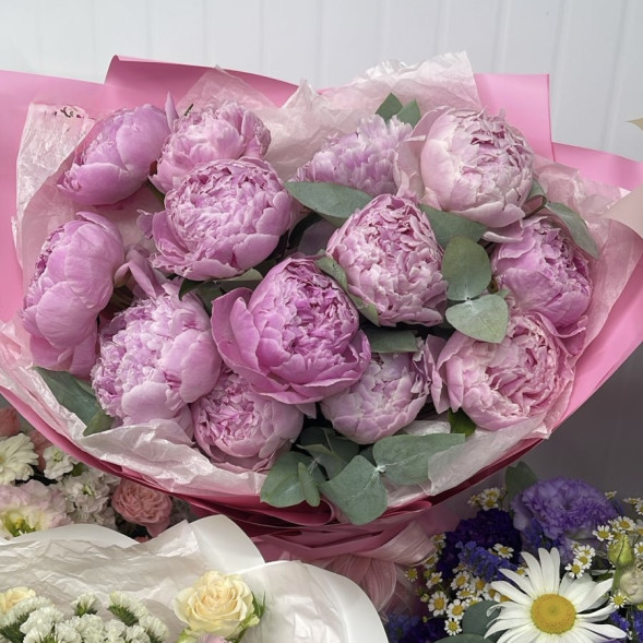 Букет 13 нежных пионов в упаковке в Судаке