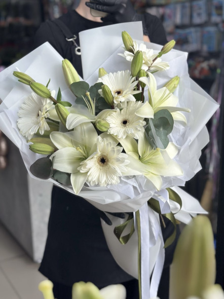Букет с лилией и герберами в Судаке
