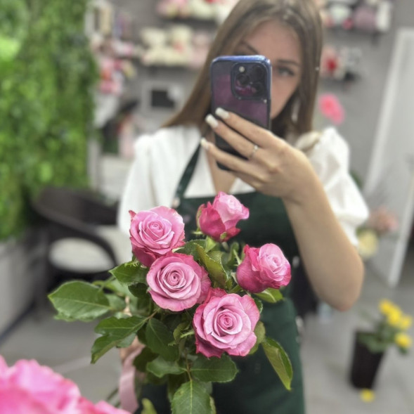 Букет 5 розовых роз в Судаке