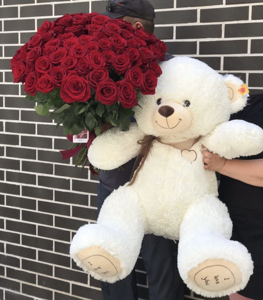 Подарочный набор из 51 красной розы и большого плюшевого мишки в Судаке