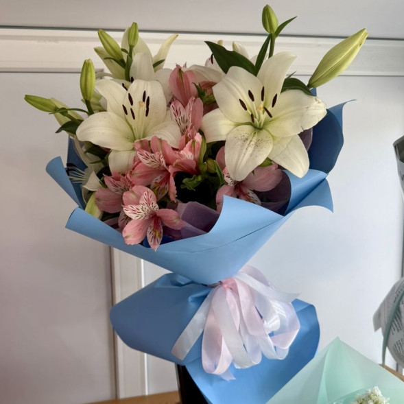 Букет из лилий и альстомерий в Судаке