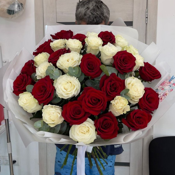 35 роз Эквадор Премиум с эвкалиптом в Судаке