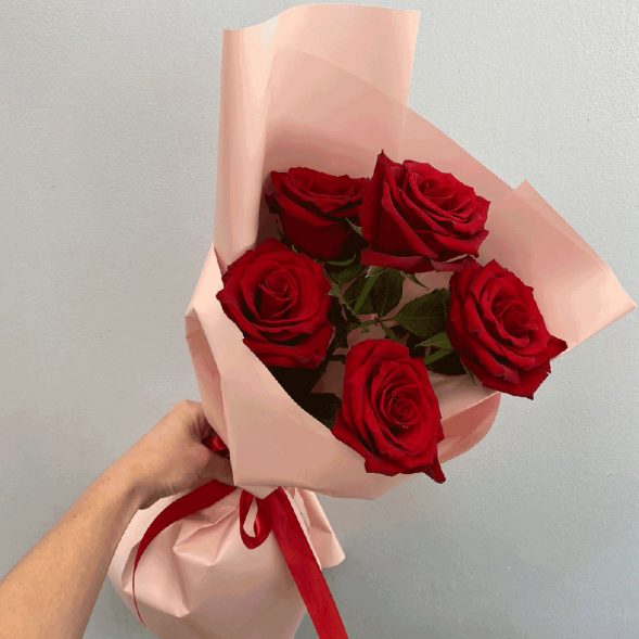 Стильный букет 5 красных роз в Судаке