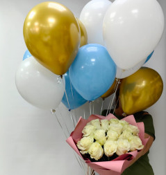 Букет 15 белых роз и 15 гелиевых шаров