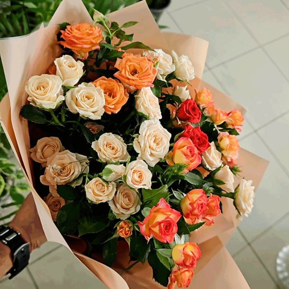 Букет 7 кустовых роз в Судаке